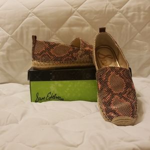 Sam Edelman peach snakeskincasual loafers